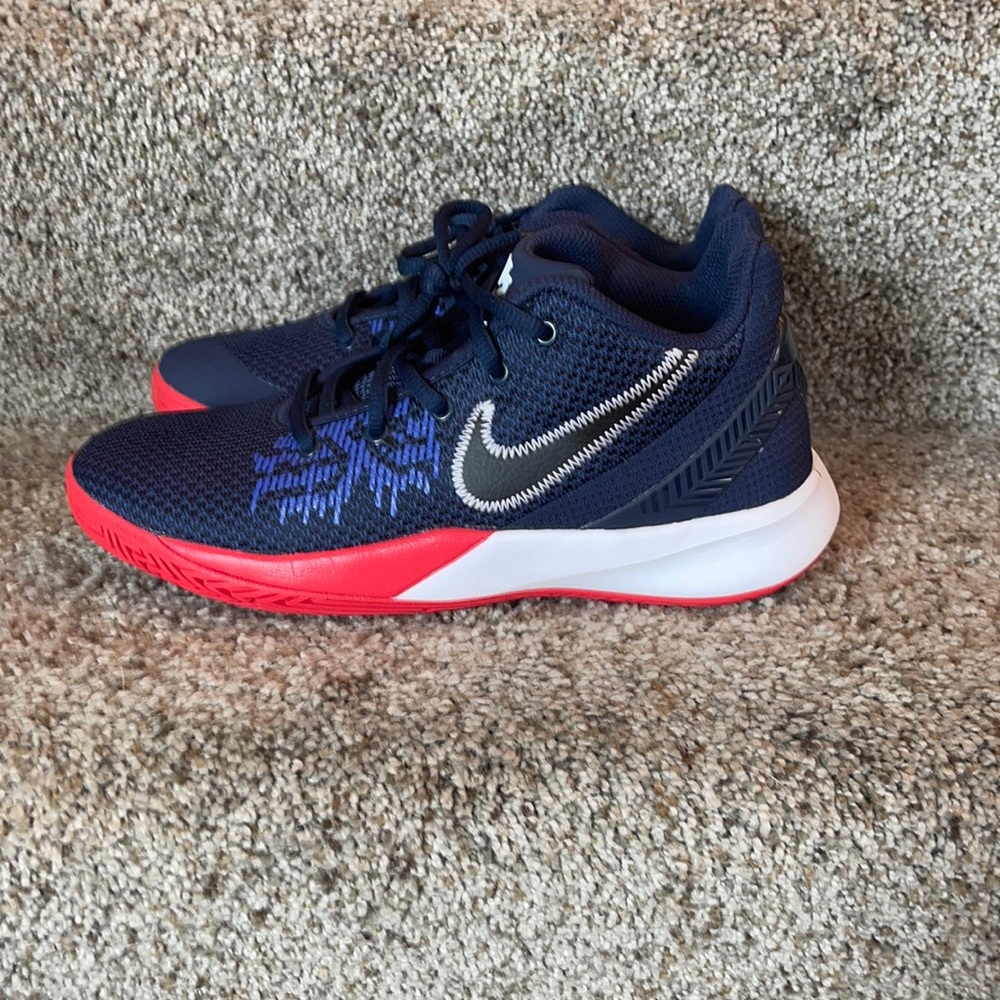 Kyrie 4 Flytrap Obsidian/BlackUniversity/Red Royal